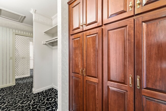 Building Photo - "Experience Luxury Living: Expansive 4-Bedroom Retreat Estate with Scenic Views and Elegant Finis...