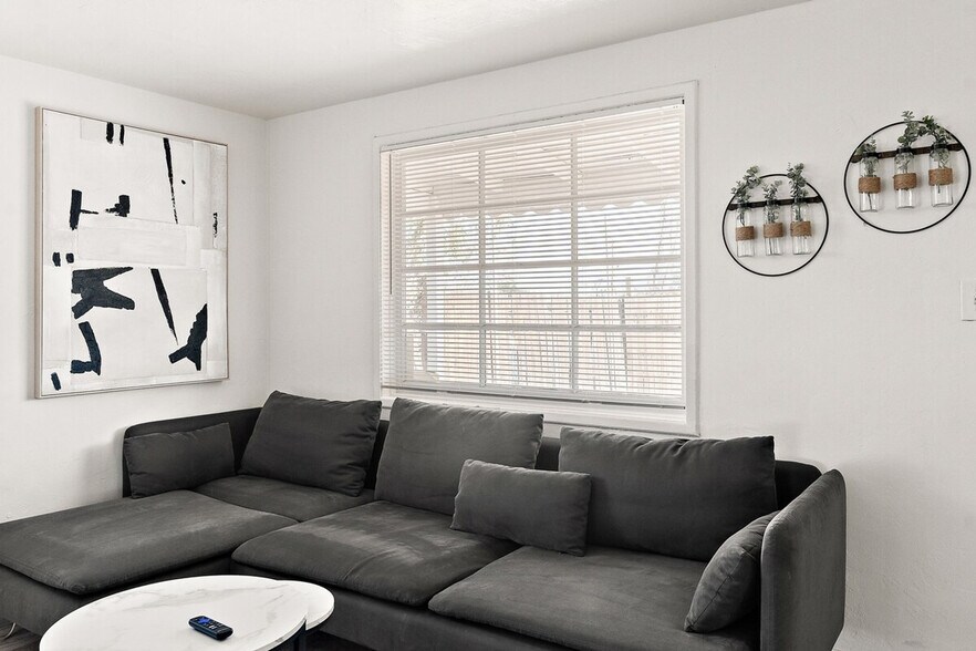 Building Photo - 639 W Pepper Pl