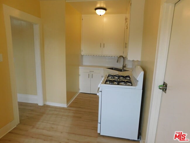 Building Photo - 616 W 58th St