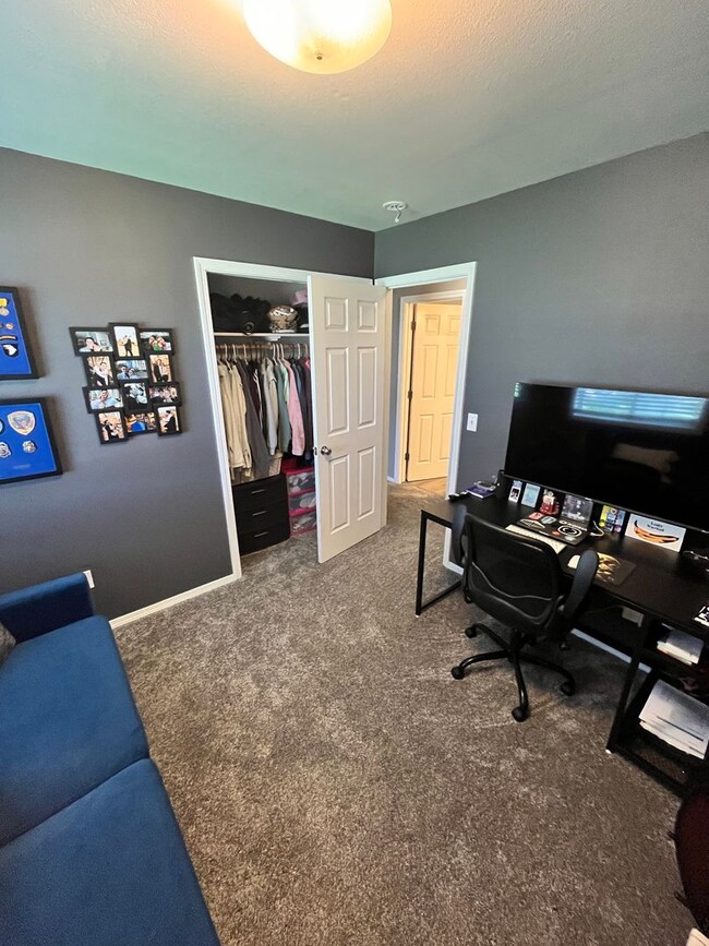 Building Photo - Newly Renovated 3 bed 2 bath home in the h...
