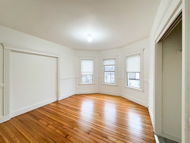 Building Photo - 620 River St