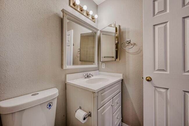 Building Photo - 8420 Ilex Dr