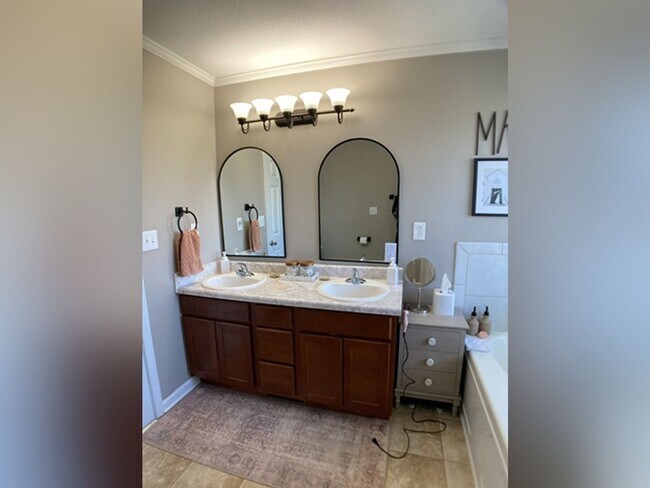 Building Photo - $1800 3 Bedrooms 2.5 Bath Brick Home with a bonus room!