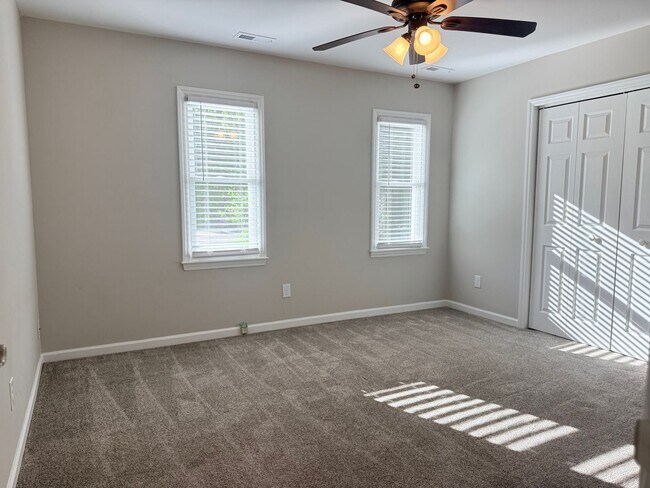 Building Photo - 2922 Glenridge Dr
