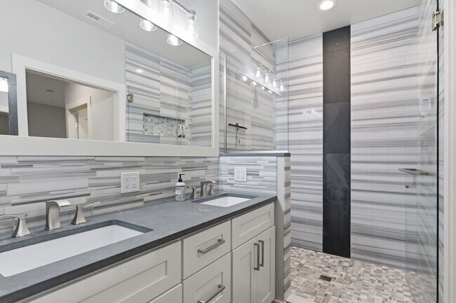 Building Photo - Stunning 4 Bedroom/2 Bathroom West Linn Retreat with Designer Firepit & Gorgeous Views!