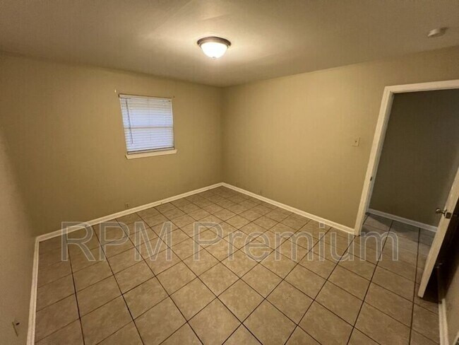 Building Photo - 3280 Crestaire Dr