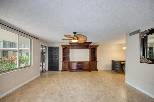 Building Photo - 2699 Seville Blvd