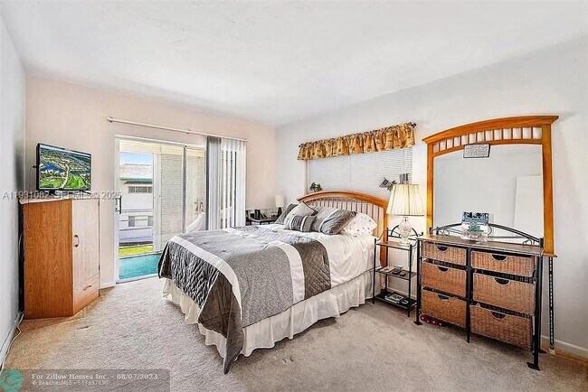 Building Photo - 2400 Lake Osborne Dr