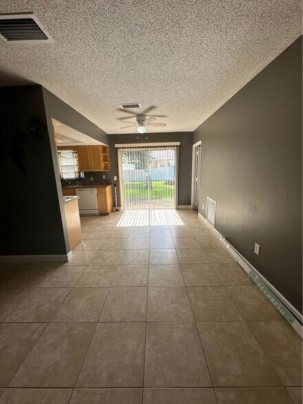 Building Photo - 1102 SW Arc Ct