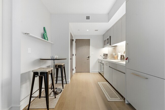 Building Photo - 55 Lagrange St
