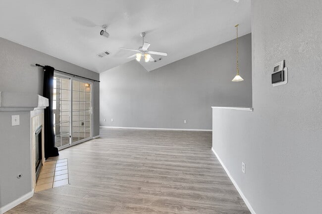 Building Photo - $2,100 - 2 Bed, 2 Bath Updated Townhome in...