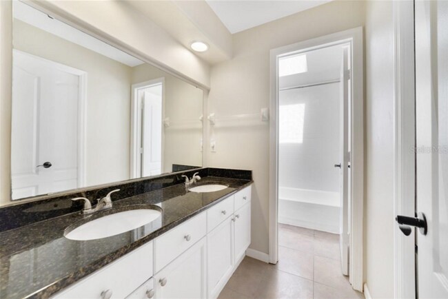 Building Photo - Stunning 5/2.5 Spacious Home with a 3 Car ...