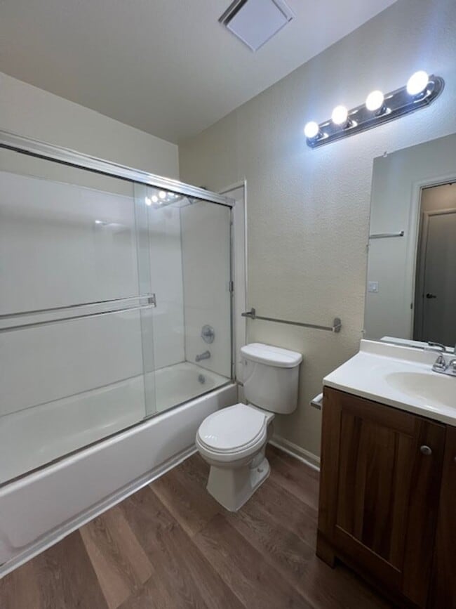 Building Photo - REMODELED 2 BED DUPLEX WITH PRIVATE YARD!!