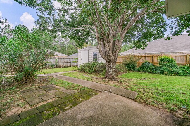 Building Photo - Beautiful property in highly desirable Lilian Woods Subdivision!