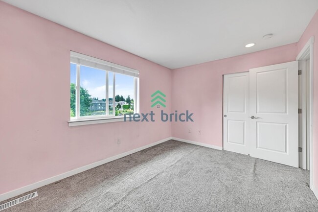 Building Photo - 3 BED & 2.5 BATH  FOR RENT