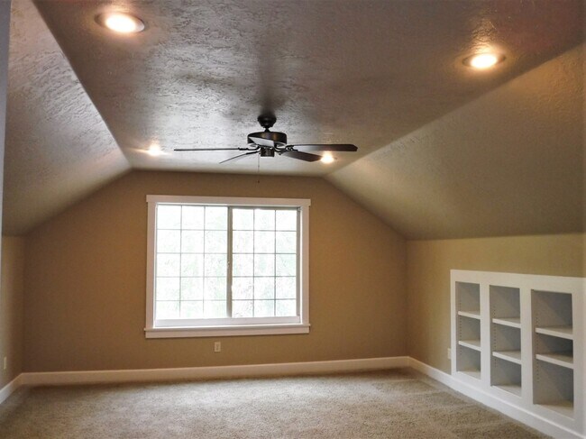 Building Photo - The perfect Eagle home with 3 bed, 3 bath, office, and bonus room! Located off Floating Feather b...