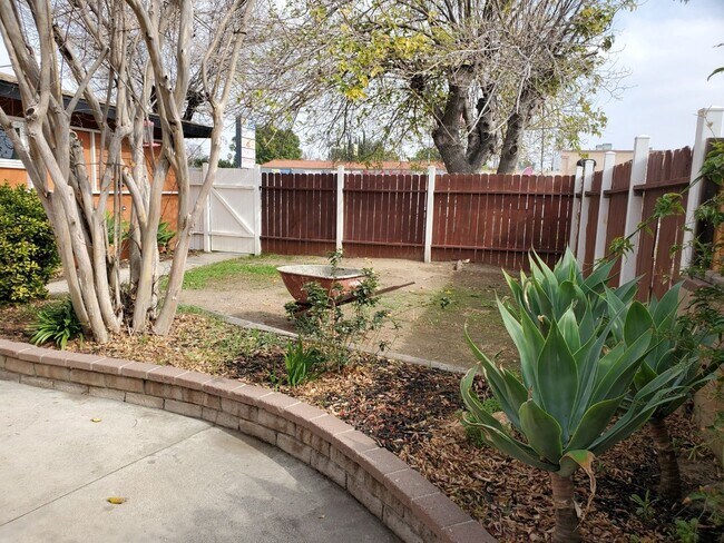 Building Photo - 3 bed/3 bath + LARGE BONUS ROOM and YARD for Assisted Living/Sober Living/Detox/Rehab Facility.