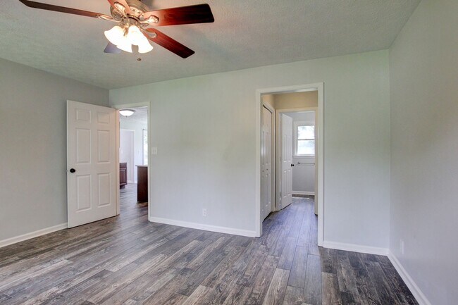 Building Photo - 180 Kings Deer Dr