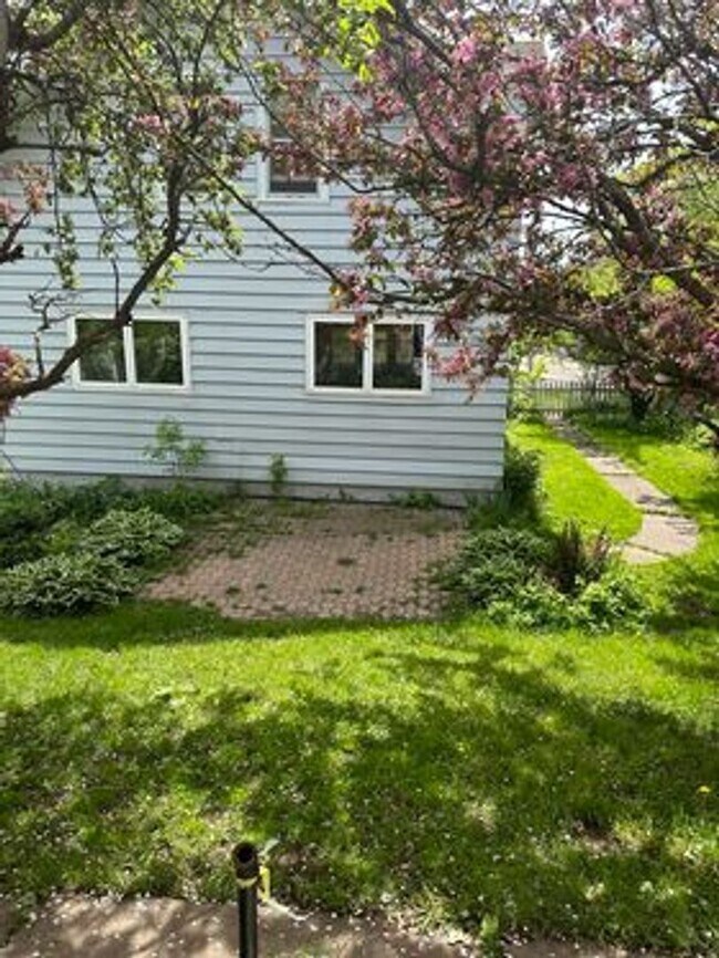 Building Photo - 630 N 16th Ave E