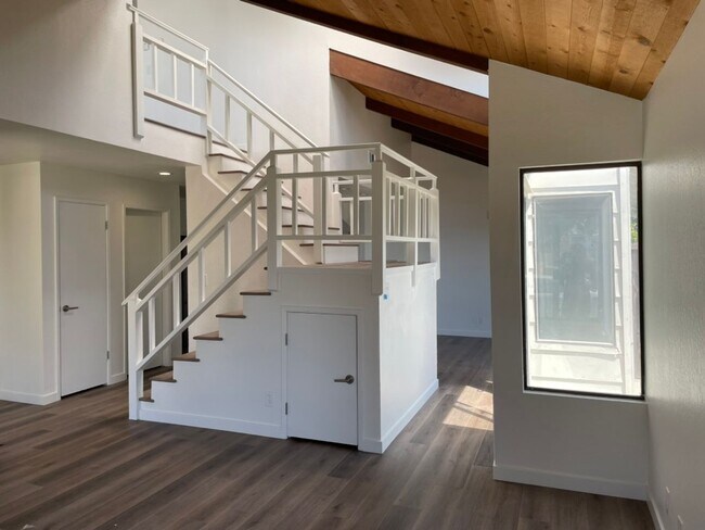 Building Photo - Pismo Duplex