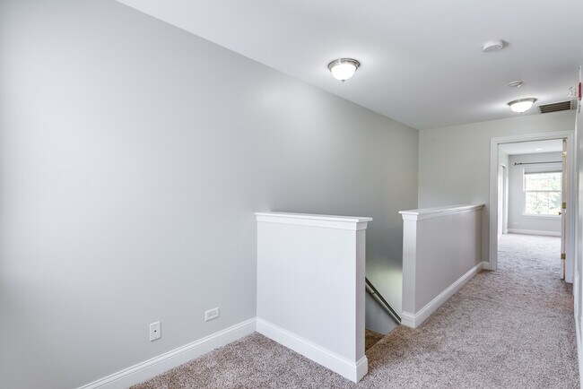 Building Photo - 806 Woodewind Dr