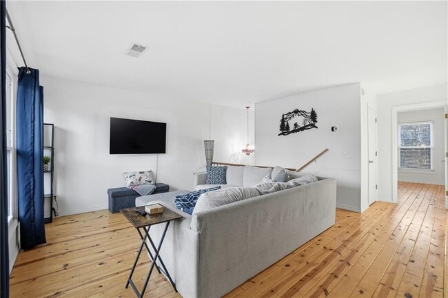 Building Photo - 10 Dogwood Dr