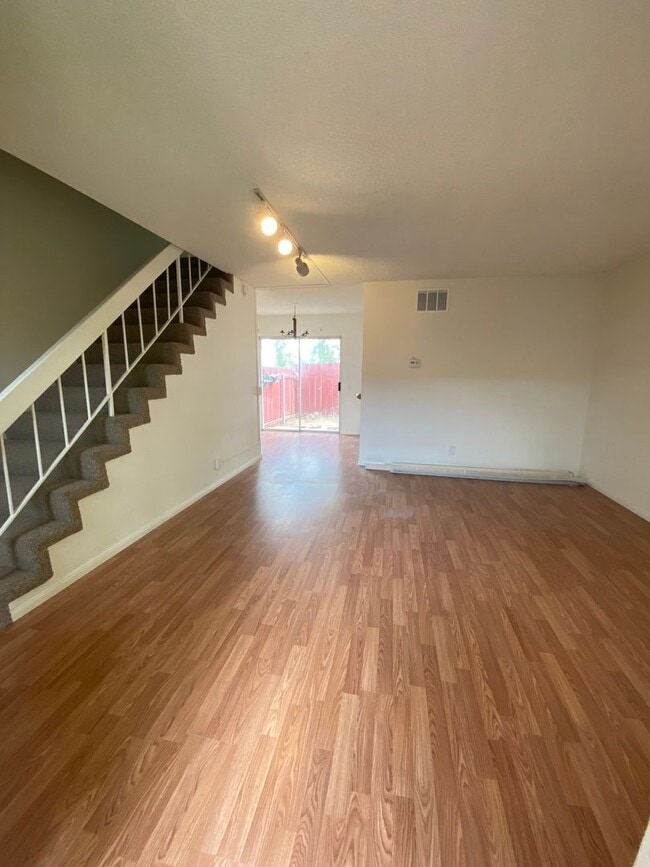 Building Photo - Townhome 2 Bed/1.5 Bath for Rent at Colony Park!