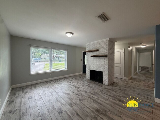 Building Photo - Great 3 Bedroom Home in Fort Walton Beach with Solar Panels-Near Hurlburt Field!