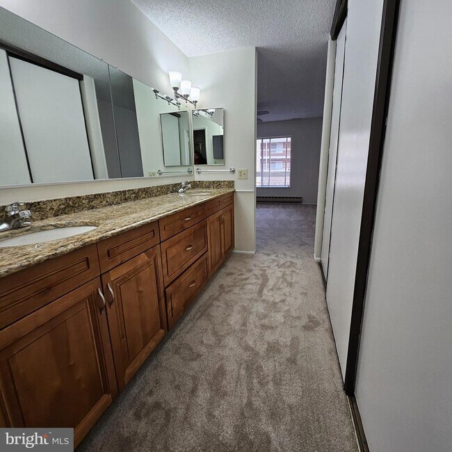 Building Photo - 15101 Glade Dr