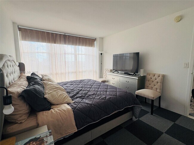 Building Photo - 17021 N Bay Rd