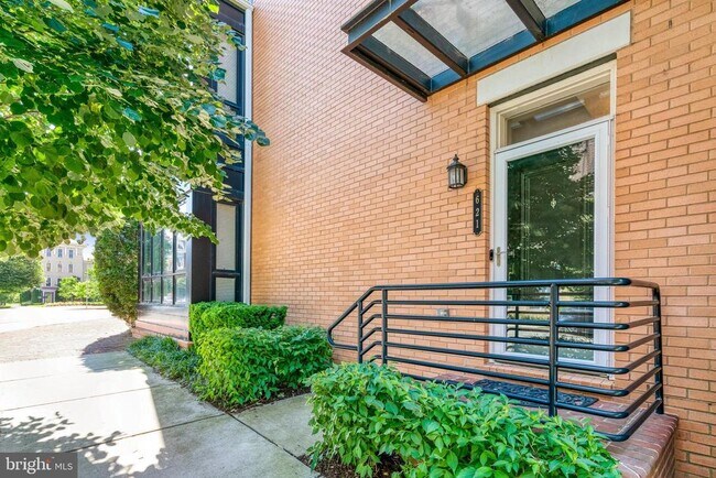 Building Photo - 621 Bluemont Ave