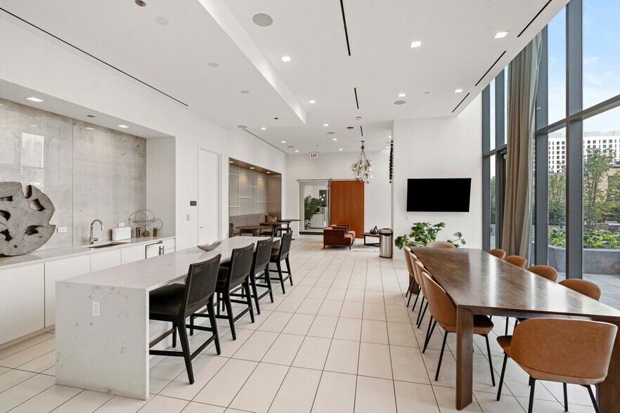 Building Photo - 1342 S Michigan Ave