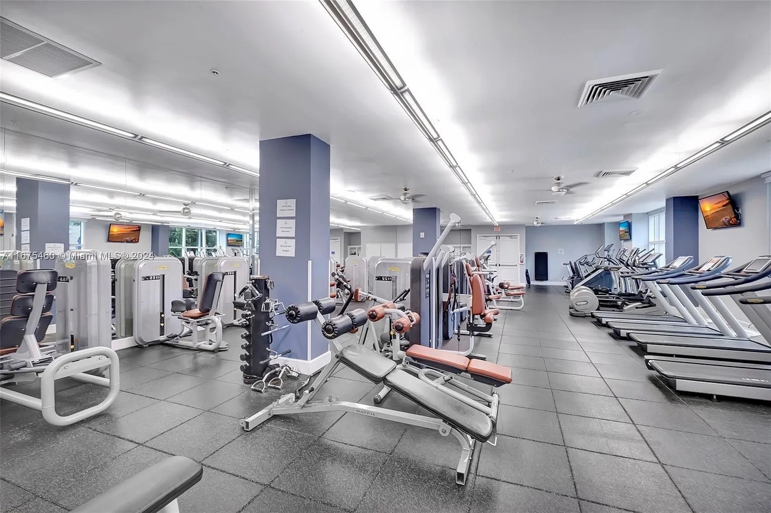 Fully-equipped gym - 2001 Biscayne Blvd