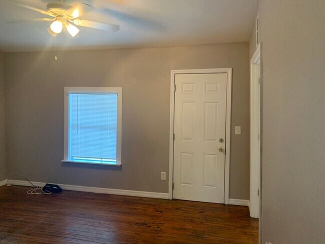 Building Photo - MOVE IN SPECIAL- Cozy 2 Bed/ 1 Bath Home in Saint Cloud