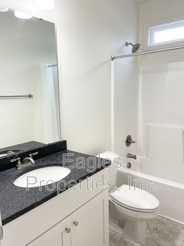 Building Photo - 300 Creeks Edge Dr