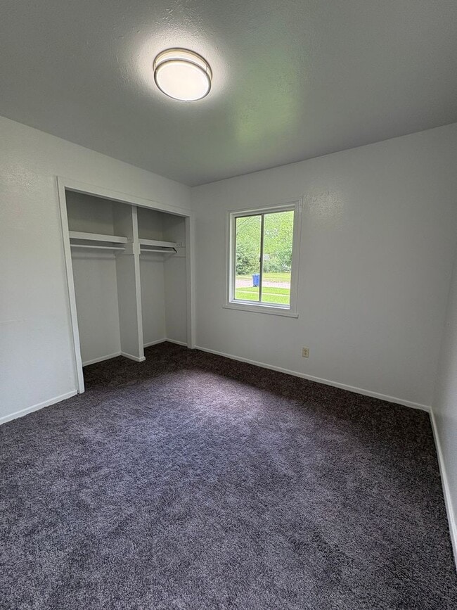 Building Photo - Amazing 3 bedroom/1 bath home with huge kitchen & Central Air/heat