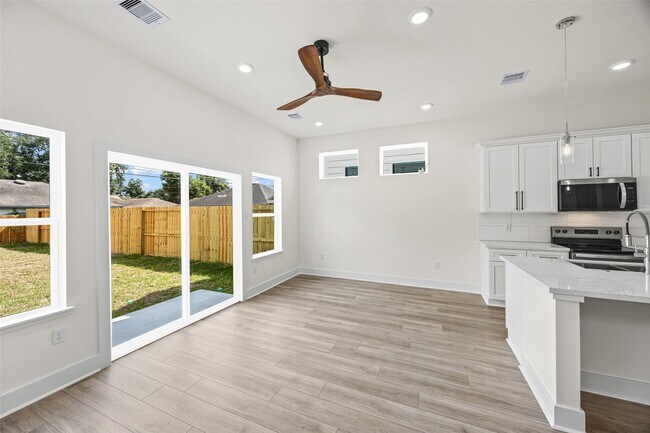 Building Photo - 443 Hahlo St