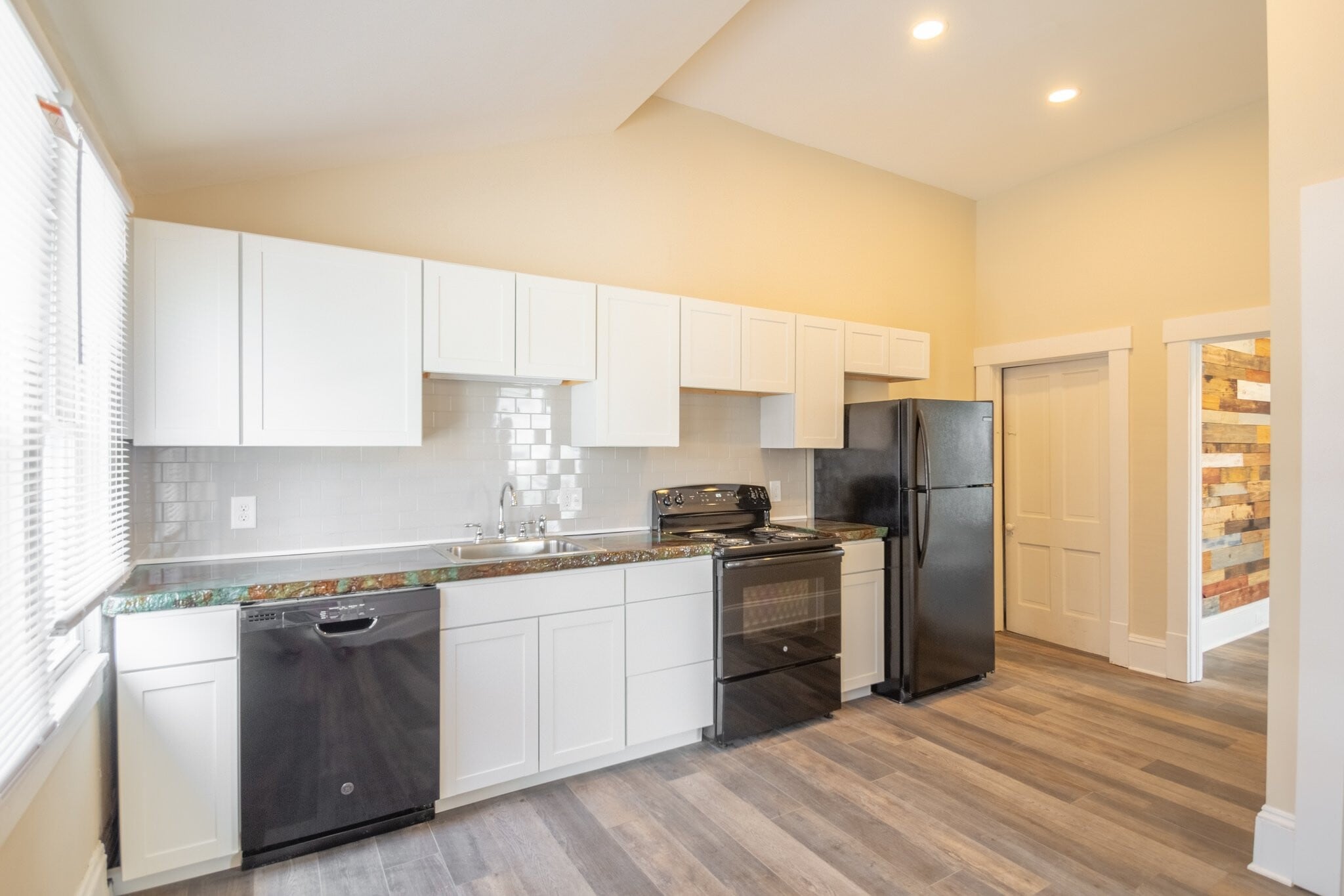 Building Photo - 37735 Vine St