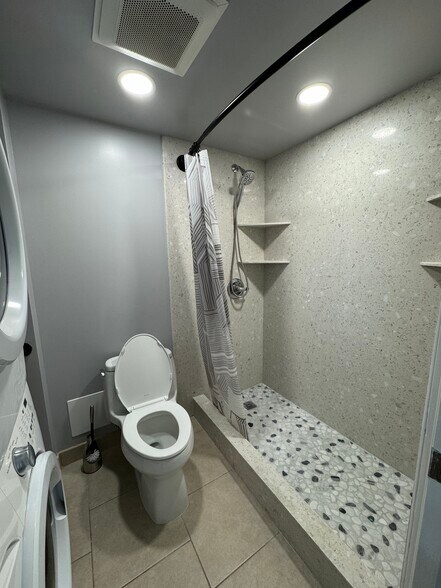 Bathroom - 98-402 Koauka Loop