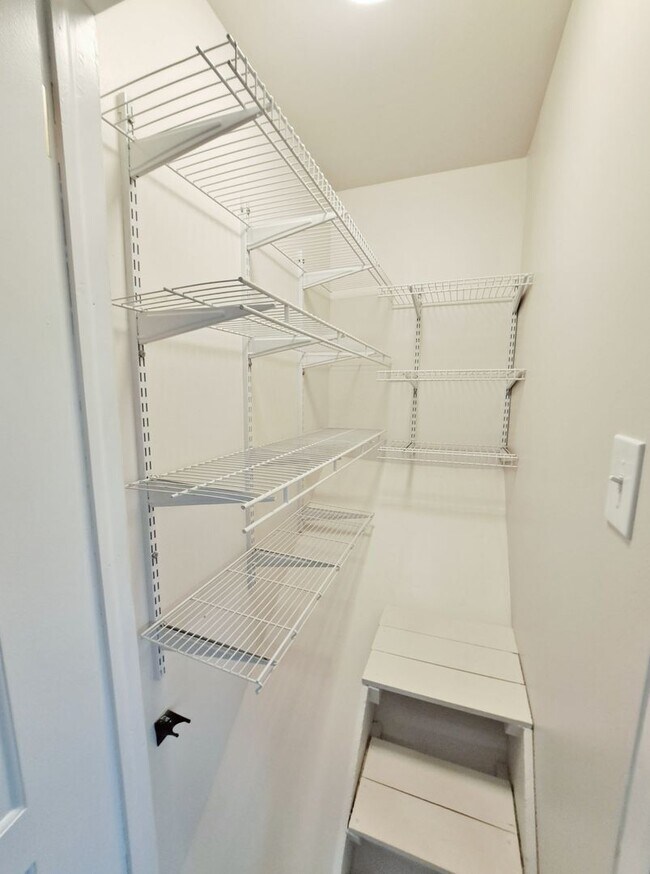 Building Photo - 3 Bed / 1-1/2 Bath Single Family Home w/ 2-Car Garage