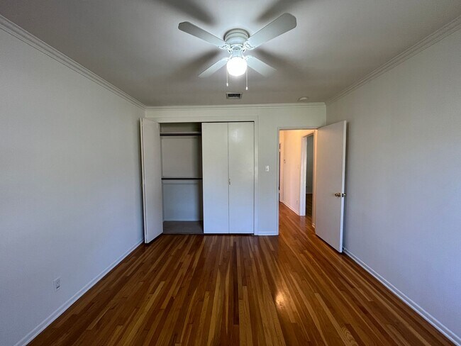 Building Photo - Sherman Oaks 3+2 w/appliances, family room, central air + more! (13627 Huston)
