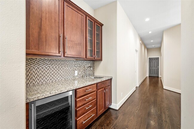 Building Photo - 6039 Yale St