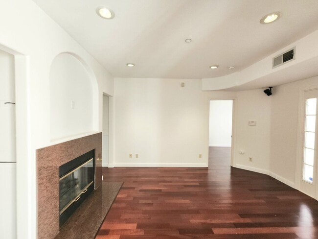Building Photo - Spacious 3 bedroom condo