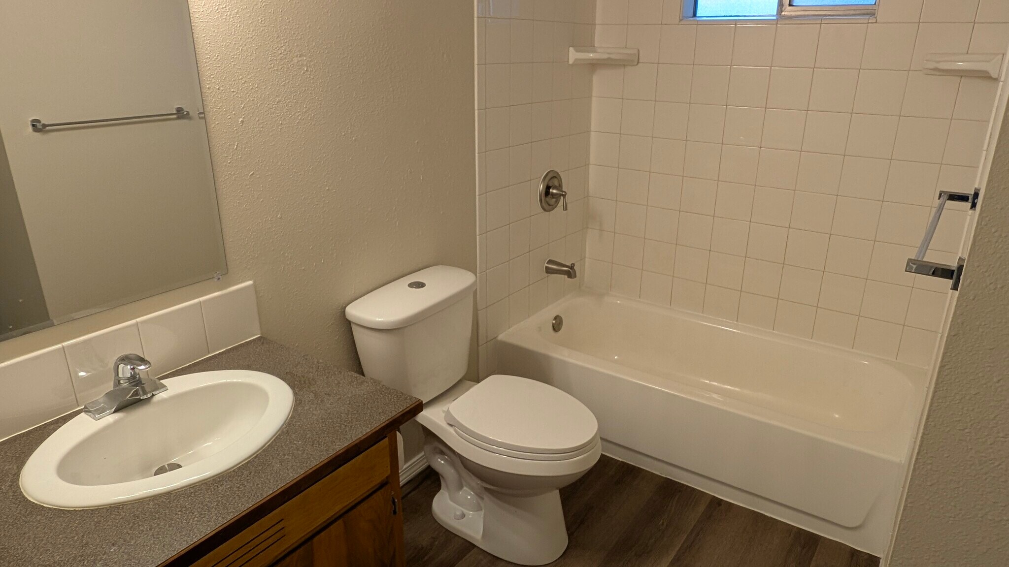 Full bathroom - 729 Pecks Dr