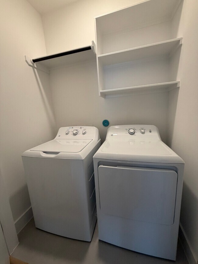 Building Photo - 6733 Peerless St