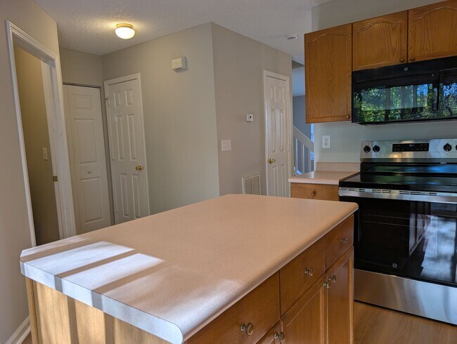 Building Photo - Pristine, 2 bed, 2.5 bath Townhome Located...