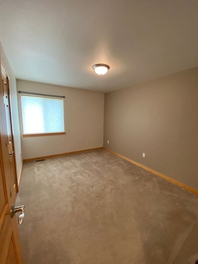 Building Photo - THE VINYARDS AT STONERIDGE (APP#42)