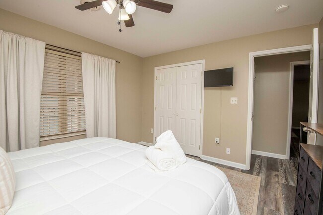 Building Photo - Knoxville 37916 - 3 bedroom, 2 bath condo in UT area, Short term rental considered @ $3400 a mont...