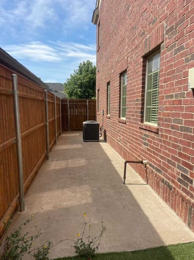 Building Photo - Duplex in South Lubbock
