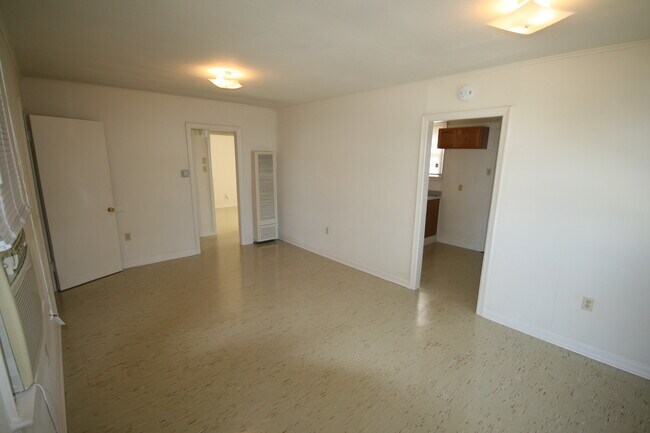 Building Photo - 2300 Rose Dr